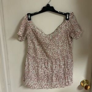 Old Navy Floral, Off the shoulder ruched top in size Medium. Cute for Spring!